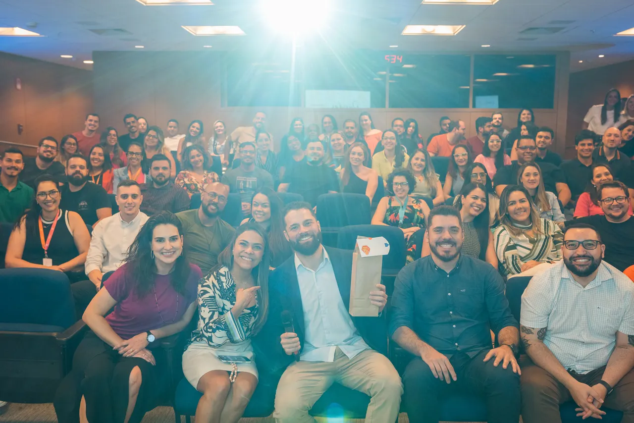 Philip Brás palestrando para uma plateia corporativa